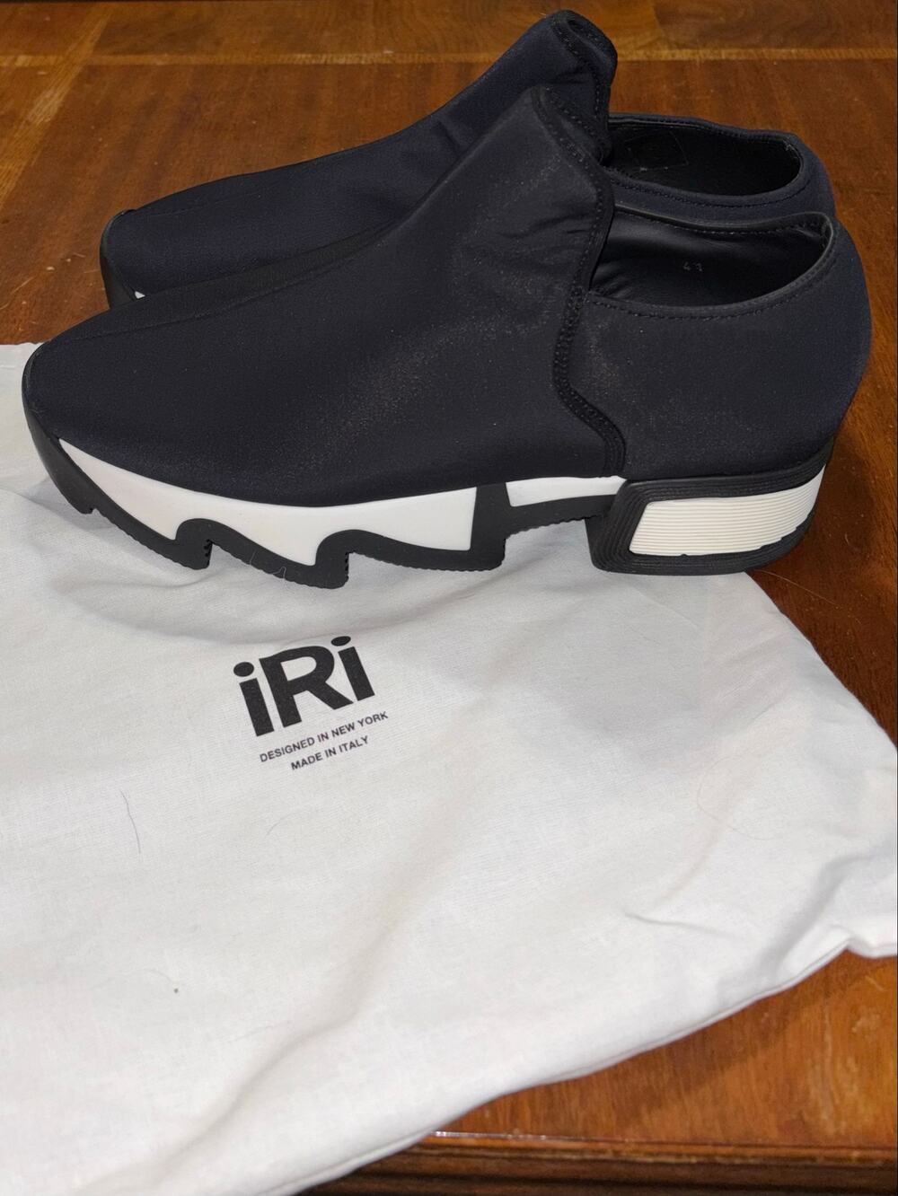 iRi NY Wes black outline low top sneaker slip-on shoe NWOT dust bag EU 41/US 11